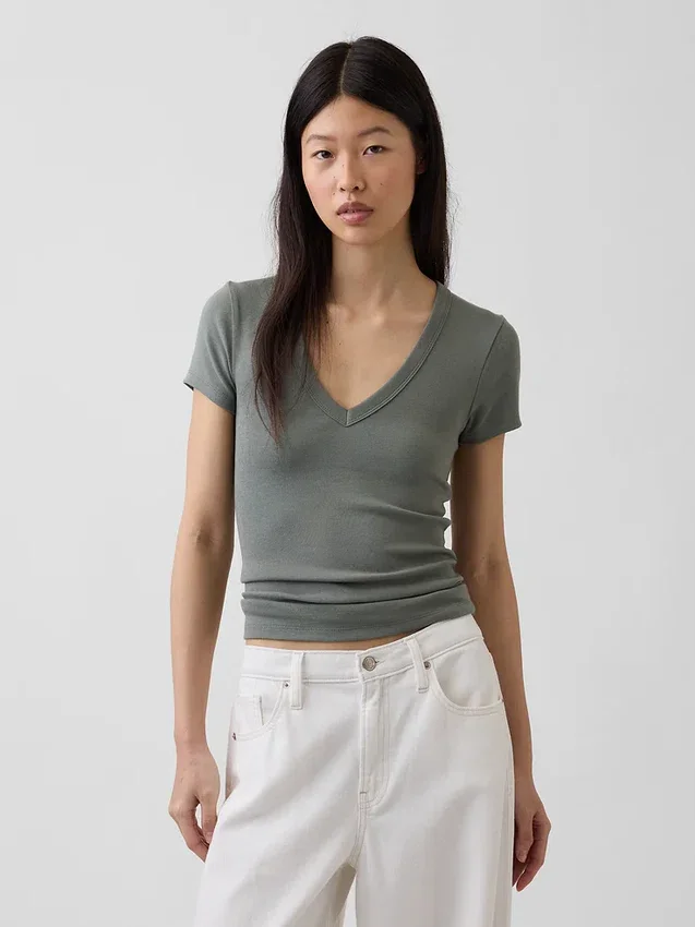 Μοντέρνο T-shirt με V-neck