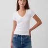 Μοντέρνο T-shirt με V-neck