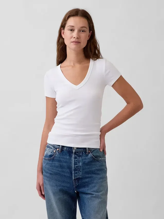 Μοντέρνο T-shirt με V-neck