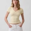 Μοντέρνο T-shirt με V-neck