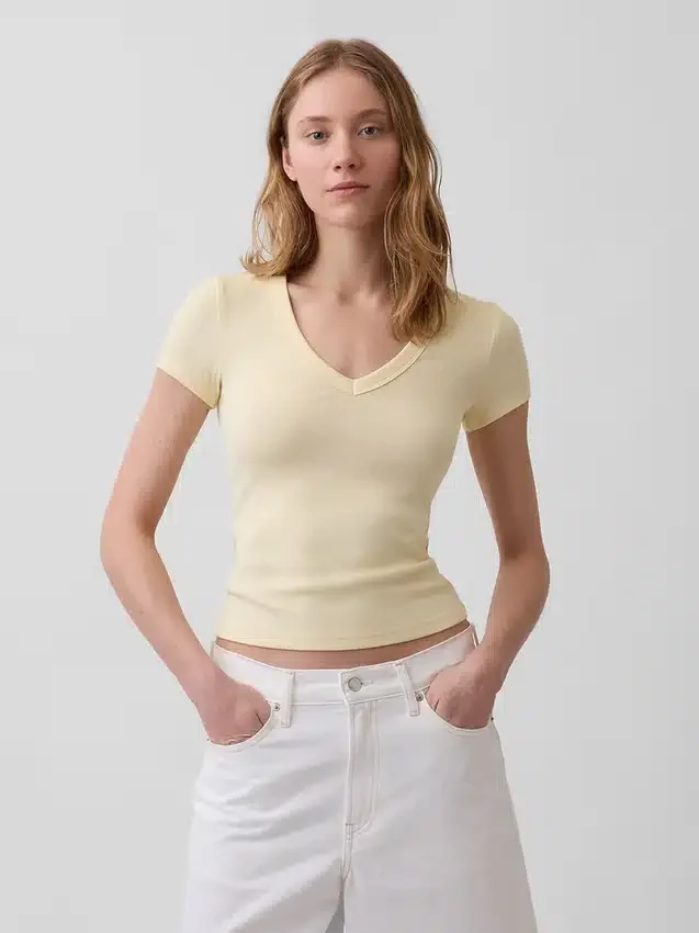 Μοντέρνο T-shirt με V-neck