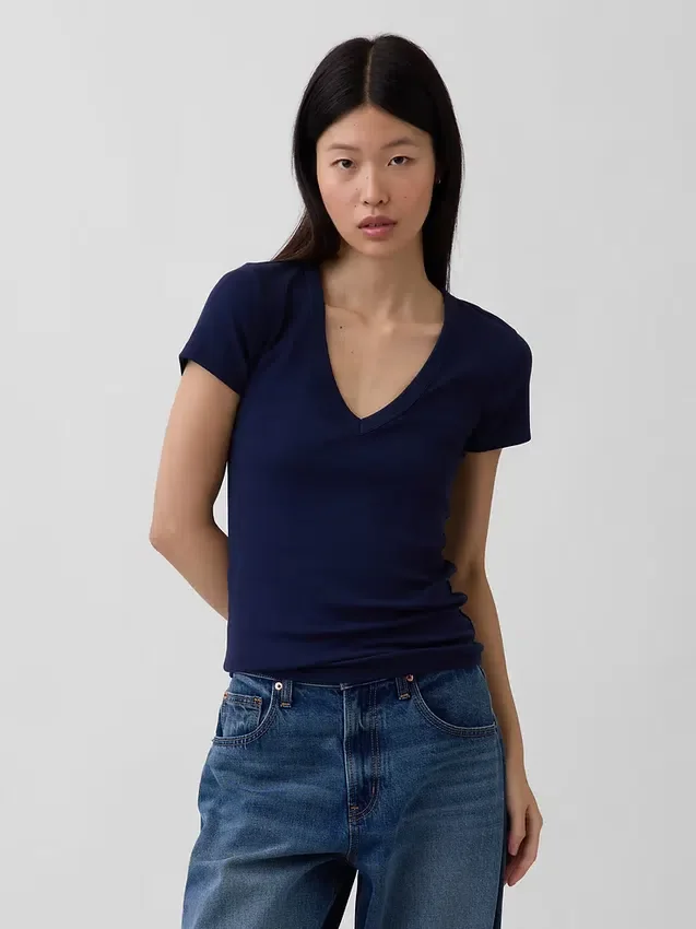 Μοντέρνο T-shirt με V-neck