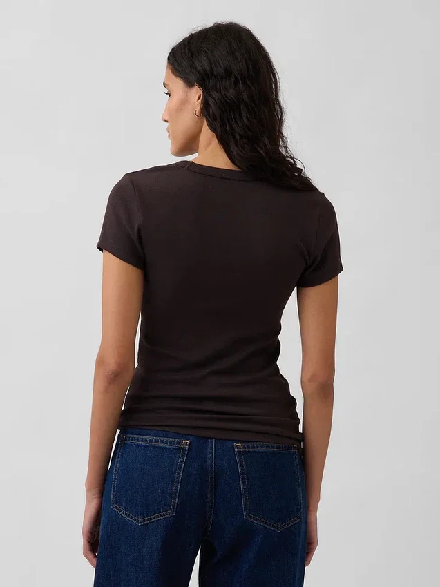 Μοντέρνο T-shirt με V-neck