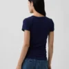 Μοντέρνο T-shirt με V-neck