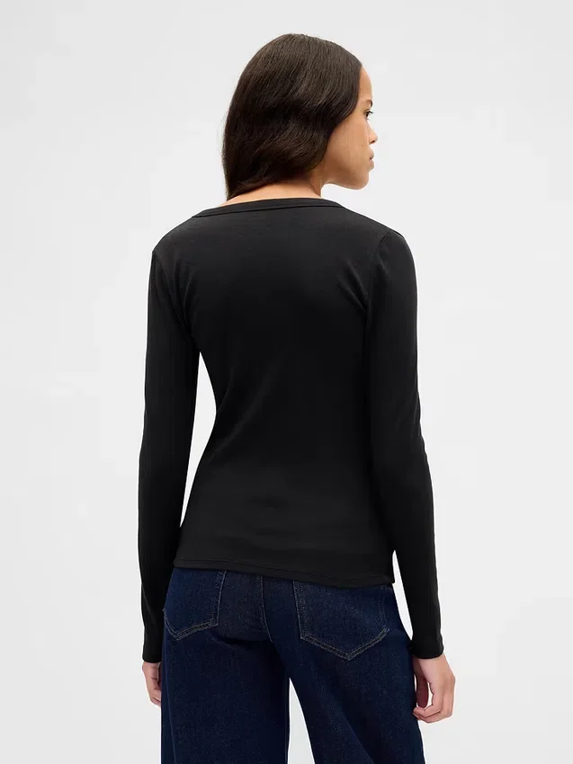 Μοντέρνο T-shirt με V-neck