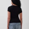 Μοντέρνο T-shirt με V-neck
