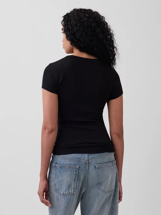Μοντέρνο T-shirt με V-neck