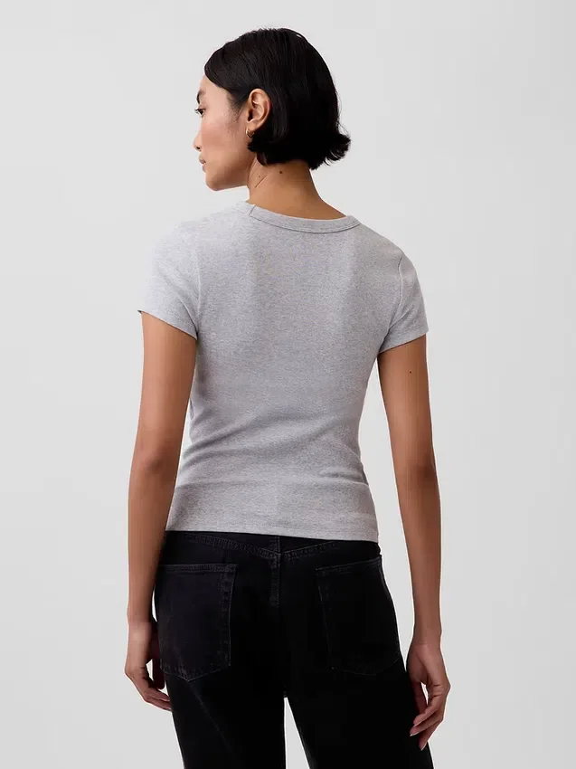 Μοντέρνο T-shirt με V-neck