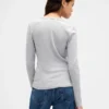 Μοντέρνο T-shirt με V-neck