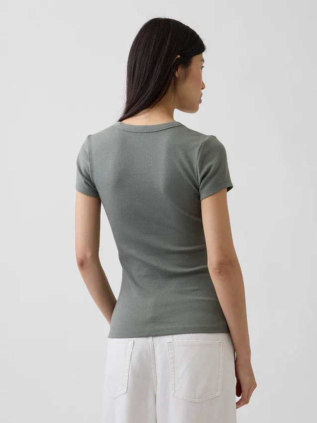 Μοντέρνο T-shirt με V-neck