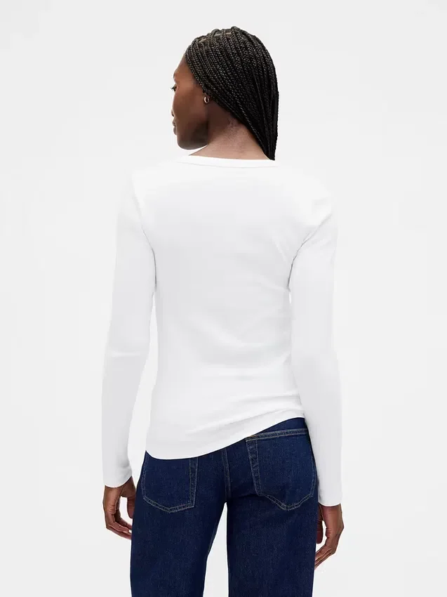 Μοντέρνο T-shirt με V-neck