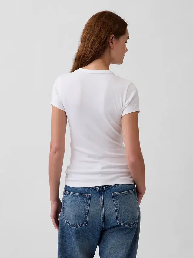 Μοντέρνο T-shirt με V-neck