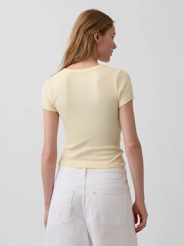 Μοντέρνο T-shirt με V-neck