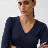 Μοντέρνο T-shirt με V-neck