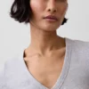 Μοντέρνο T-shirt με V-neck