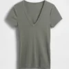 Μοντέρνο T-shirt με V-neck