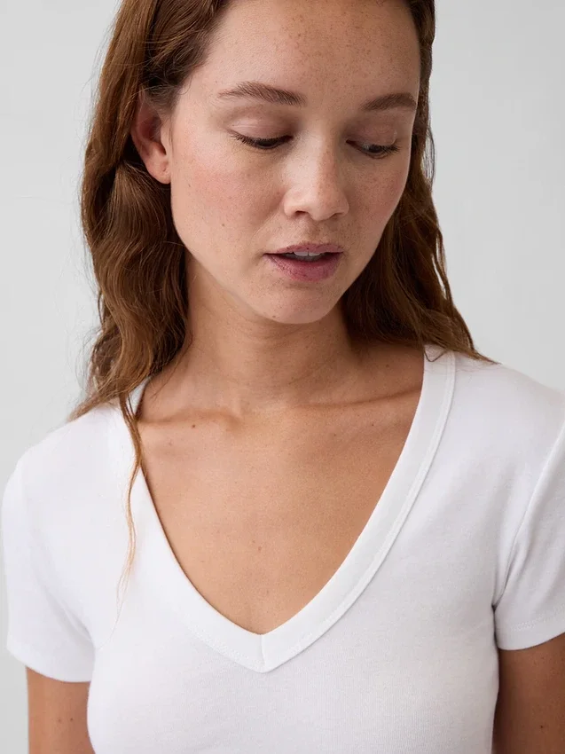 Μοντέρνο T-shirt με V-neck