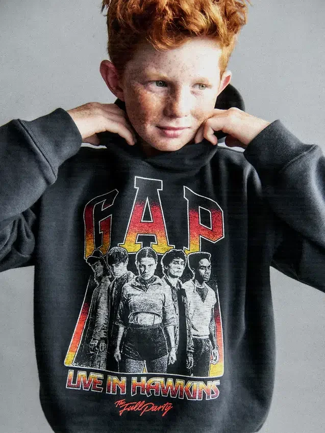 Παιδική φούτερ με κουκούλα και γραφικά «Stranger Things» από Vintagesoft