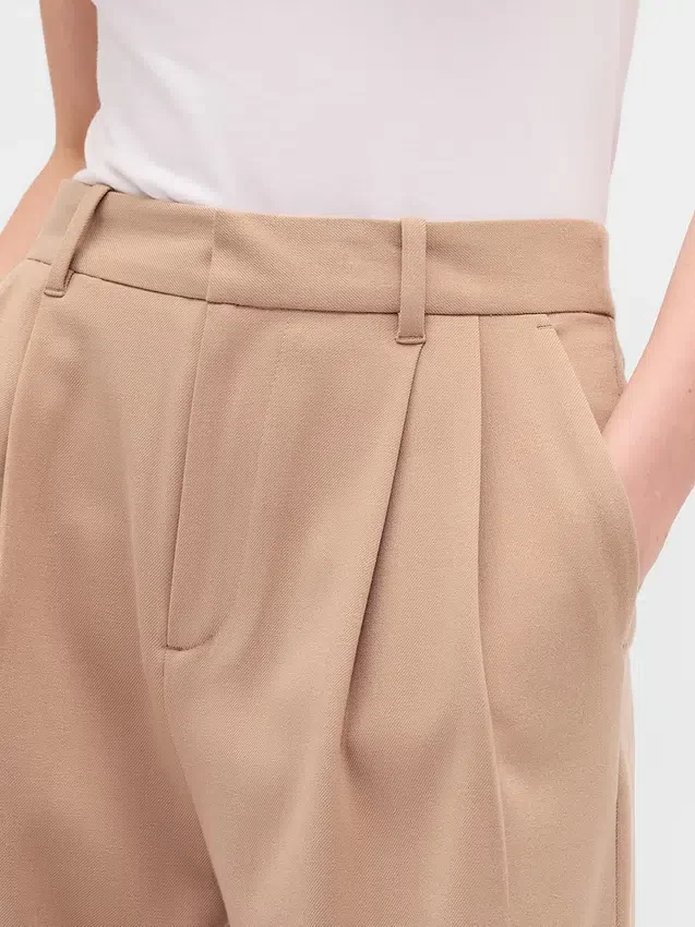 Παντελόνι 365 με ψηλή μέση, από βουρτσισμένο twill και πτυχώσεις