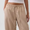 Παντελόνια μεσαίου ύψους από twill, άνετα, με φαρδύ πόδι