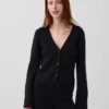 Πλεκτό πουλόβερ με χαλαρή εφαρμογή και V-neck από μείγμα βαμβακιού