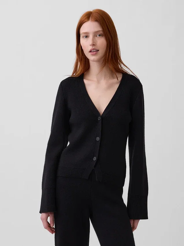 Πλεκτό πουλόβερ με χαλαρή εφαρμογή και V-neck από μείγμα βαμβακιού