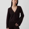 Πλεκτό πουλόβερ με χαλαρή εφαρμογή και V-neck από μείγμα βαμβακιού