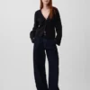 Πλεκτό πουλόβερ με χαλαρή εφαρμογή και V-neck από μείγμα βαμβακιού