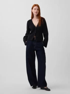Πλεκτό πουλόβερ με χαλαρή εφαρμογή και V-neck από μείγμα βαμβακιού