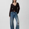 Πλεκτό πουλόβερ με χαλαρή εφαρμογή και V-neck από μείγμα βαμβακιού