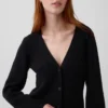 Πλεκτό πουλόβερ με χαλαρή εφαρμογή και V-neck από μείγμα βαμβακιού