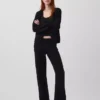 Πλεκτό πουλόβερ με χαλαρή εφαρμογή και V-neck από μείγμα βαμβακιού