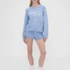 Πουλόβερ GAP × Summer Fridays με υπερμεγέθη λογότυπο