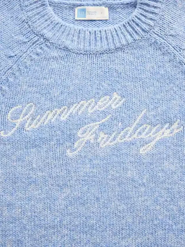 Πουλόβερ GAP × Summer Fridays με υπερμεγέθη λογότυπο