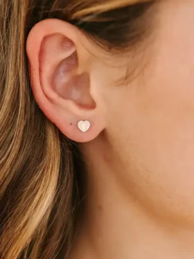 Σκουλαρίκια Pierced Co με μικρή ροδακινί καρδούλα και βιδωτό κούμπωμα