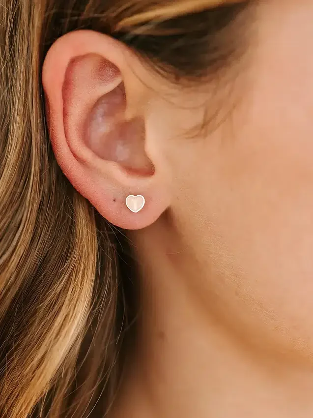 Σκουλαρίκια Pierced Co με μικρή ροδακινί καρδούλα και βιδωτό κούμπωμα