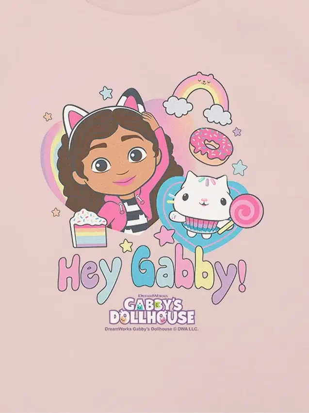 T-shirt με γραφικό «Hey Gabby» από τη σειρά «Gabbys Dollhouse» για μικρά παιδιά