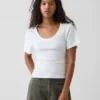 T-shirt με στρογγυλό λαιμό και ραβδώσεις