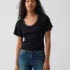 T-shirt με στρογγυλό λαιμό και ραβδώσεις