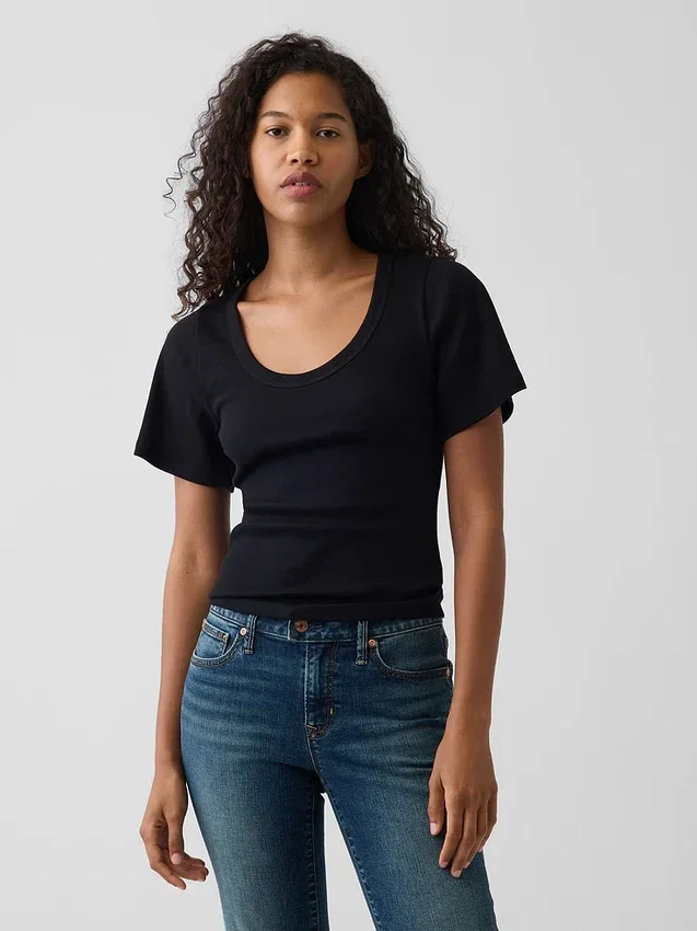 T-shirt με στρογγυλό λαιμό και ραβδώσεις