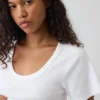 T-shirt με στρογγυλό λαιμό και ραβδώσεις