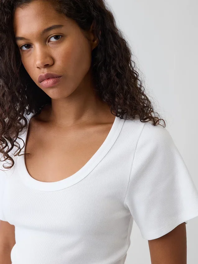 T-shirt με στρογγυλό λαιμό και ραβδώσεις