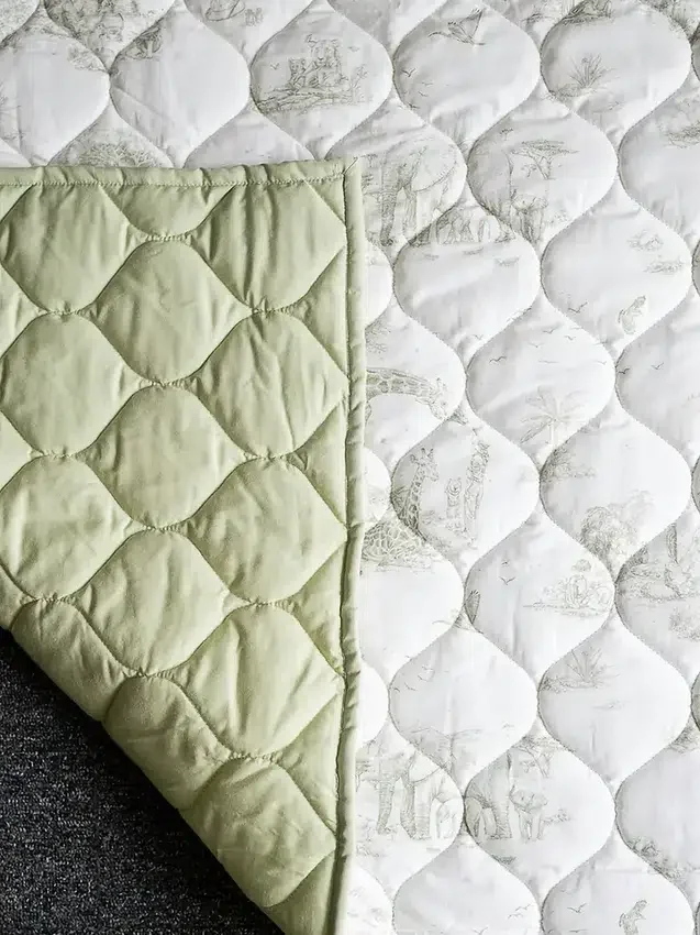 Το καπιτονέ χαλάκι παιχνιδιού «Safari Toile» της Gilded Bird