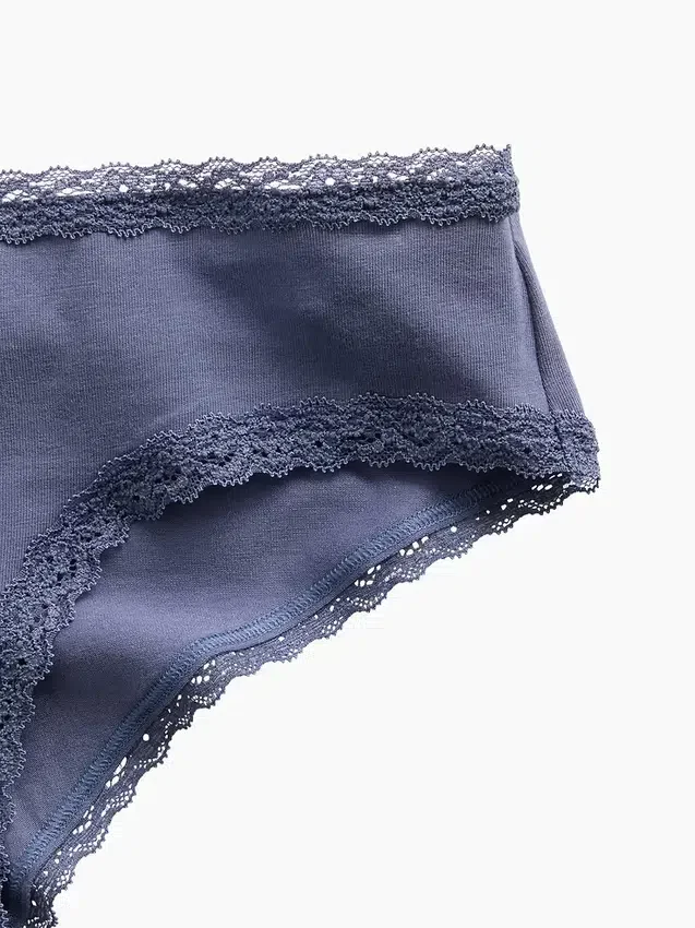 Το πιο απαλό χιπστερ τύπου «cheeky» από οργανικό ελαστικό βαμβάκι με δαντελένια τελειώματα