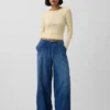 Τζιν χαλαρής εφαρμογής με μεσαίο ύψος μέσης, εξαιρετικά μαλακό και με απλές ραφές