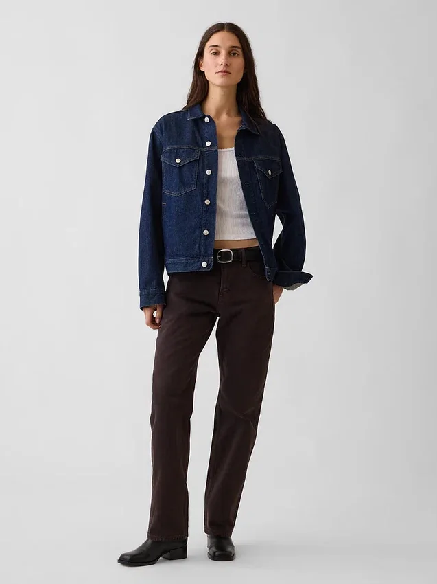 Τζιν με μεσαίο ύψος μέσης και ίσια, στενεύουσα γραμμή
