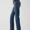 Τζιν με ψηλή μέση, στενή γραμμή και κοντό μήκος, σε στυλ της δεκαετίας του '90