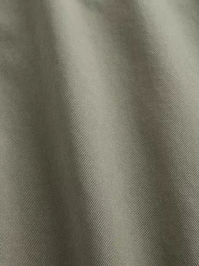Βαρύ κακάκι σε ύφασμα twill με χαλαρή, ίσια γραμμή