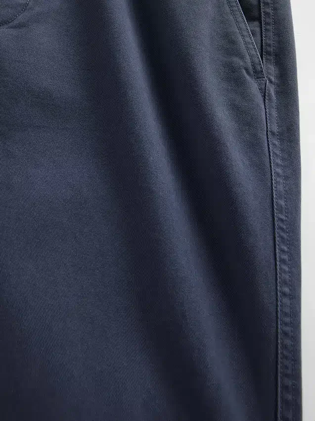 Βαρύ κακάκι σε ύφασμα twill με χαλαρή, ίσια γραμμή