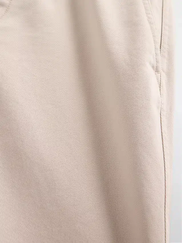 Βαρύ κακάκι σε ύφασμα twill με χαλαρή, ίσια γραμμή